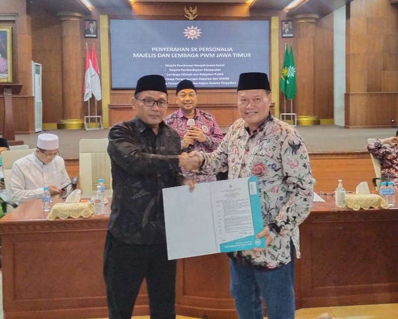 Ketua LHKP PWM Jatim menerima SK dari wakil ketua PWM Jatim M. Khoirul Abduh di kantor PWM Jatim, Surabaya. (Foto: Aan Hariyanto)