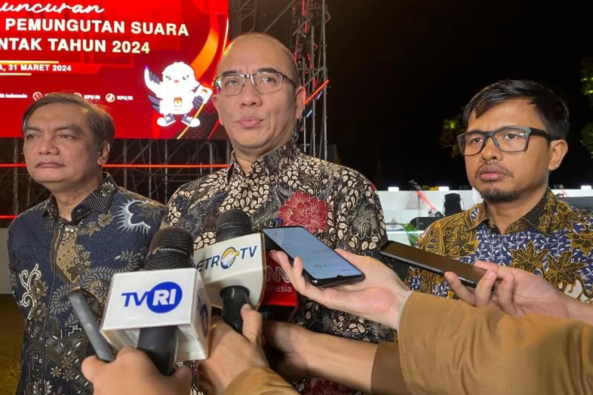 Ketua KPU RI Hasyim Asy'ari (tengah) saat memberikan keterangan kepada awak media