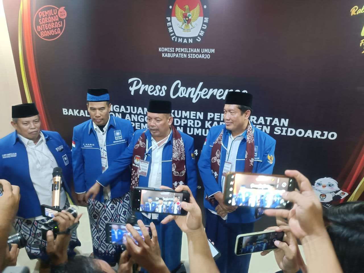 Ketua DPD PAN Sidoarjo, Emir Firdaus (dua dari kanan) usai menyetor daftar Bacaleg Pemilu 2024 lalu