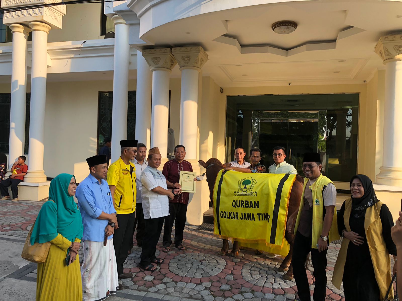 Golkar Jatim memberikan hewan kurban ke PWM Jatim 