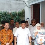 Ketua Umum Partai Gerindra Prabowo Subianto (tengah, kemeja putih, peci hitam) diapit Khofifah (kanan) dan Emil Dardak