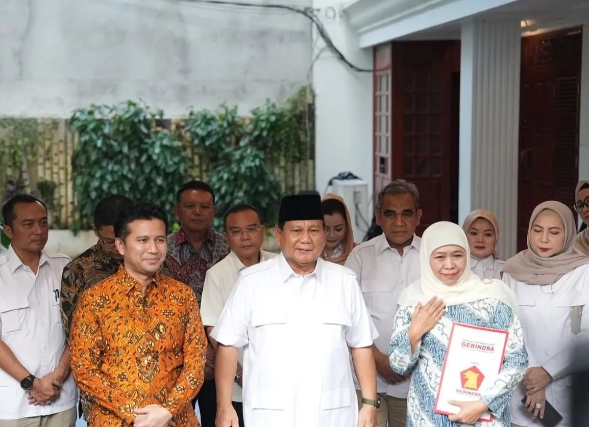 Ketua Umum Partai Gerindra Prabowo Subianto (tengah, kemeja putih, peci hitam) diapit Khofifah (kanan) dan Emil Dardak