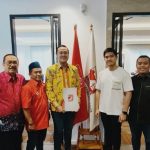 Bayu Airlangga (batik kuning) menerima surat tugas dari Ketum PSI Kaesang Pangarep untuk maju di Pilwali Kota Surabaya 2024