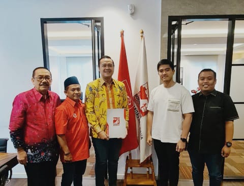 Bayu Airlangga (batik kuning) menerima surat tugas dari Ketum PSI Kaesang Pangarep untuk maju di Pilwali Kota Surabaya 2024