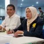 Endang Sulastri (kanan) memberikan jumpa pers tentang pemberhentian anggota KPU dan tata cara penggantiannya di Universitas Muhammadiyah Bandung, Sabtu (13/7/2024). (ernam/maklumat.id)