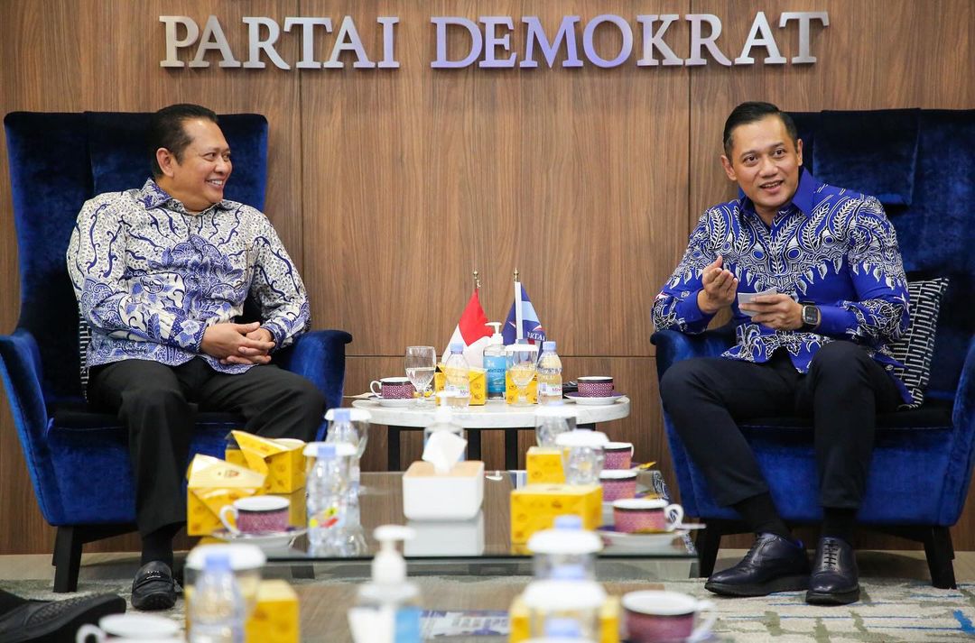 Ketua MPR RI Bambang Soesatyo (kiri) bersama Ketua Umum Partai Demokrat Agus Harimurti Yudhoyono (AHY) saat pertemuan di Kantor DPP Partai Demokrat di Jakarta, Selasa (16/7/2024)