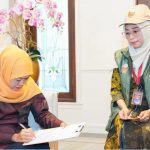 Khofifah Indar Parawansa (kiri, jilbab kuning) saat menerima tim coklit di kediamannya, Rabu (17/7/2024)
