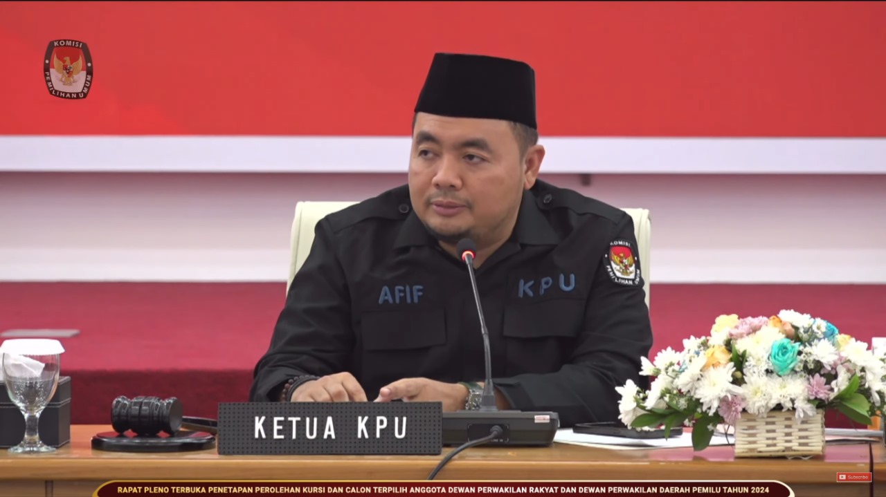 Ketua KPU RI Mochammad Afifuddin saat Rapat Pleno Terbuka Penetapan Kursi dan Caleg Terpilih Pileg 2024 di Kantor KPU RI, Rabu (31/7/2024). Penetapan tersebut batal dilaksanakan lantaran ada pengajuan gugatan sengketa Pileg baru dari Demokrat dan NasDem