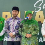 Khofifah Indar Parawansa (hijau) usai menerima rekomendasi dari DPP PPP untuk maju bersama Emil Elestianto Dardak (batik biru) sebagai bakal paslon gubernur dan wakil gubernur dalam Pilkada Jatim 2024