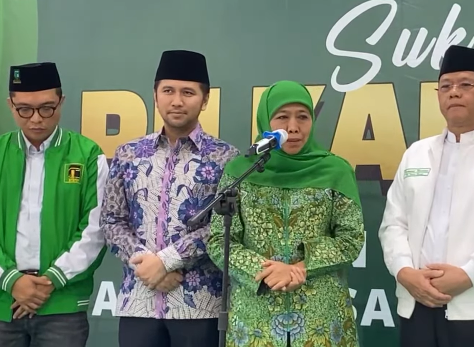 Khofifah Indar Parawansa (hijau) usai menerima rekomendasi dari DPP PPP untuk maju bersama Emil Elestianto Dardak (batik biru) sebagai bakal paslon gubernur dan wakil gubernur dalam Pilkada Jatim 2024