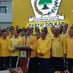 Agus Gumiwang Kartasasmita (tengah, di podium) didapuk sebagai Plt Ketua Umum Partai Golkar usai Rapat Pleno DPP Partai Golkar, Selasa (13/8/2024)