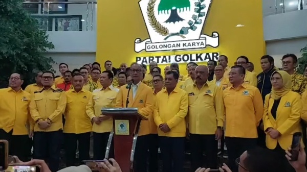 Agus Gumiwang Kartasasmita (tengah, di podium) didapuk sebagai Plt Ketua Umum Partai Golkar usai Rapat Pleno DPP Partai Golkar, Selasa (13/8/2024)