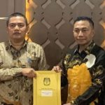 Pasangan Dharma-Kun (kanan) menerima SK dari Ketua KPU DKI Jakarta Wahyu Dinata (kiri)