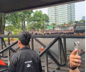 Pagar Gedung DPR/MPR Roboh Ditarik Ratusan Mahasiswa, Rapat Paripurna Revisi UU Pilkada Ditunda