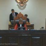 Hakim Konstitusi Saldi Isra (tengah)
