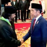 Ketua Umum NasDem Surya Paloh (kiri) saat menerima penganugerahan bintang jasa dan kehormatan dari Presiden Jokowi di Istana Negara, Rabu (14/8/2024)