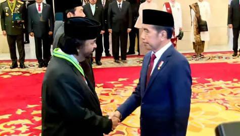 Ketua Umum NasDem Surya Paloh (kiri) saat menerima penganugerahan bintang jasa dan kehormatan dari Presiden Jokowi di Istana Negara, Rabu (14/8/2024)