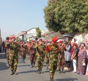 Karnaval HUT ke-79 RI di Adiwerna: Korps Drumband KOKAM Pukau Ribuan Penonton