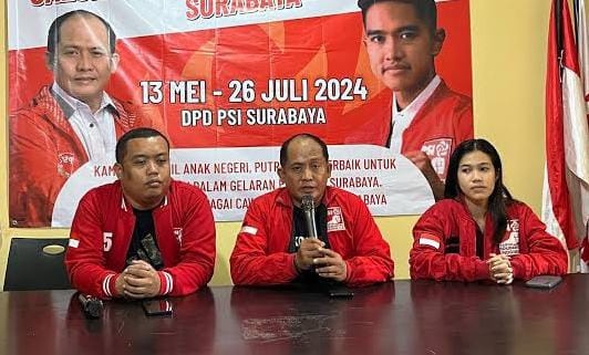 Plt Ketua DPD PSI Kota Surabaya, Shobikin Amin (tengah)