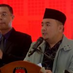 Ketua KPU RI Mochammad Afifuddin (kanan) saat konferensi pers menanggapi putusan MK soal perubahan syarat calon kepala daerah
