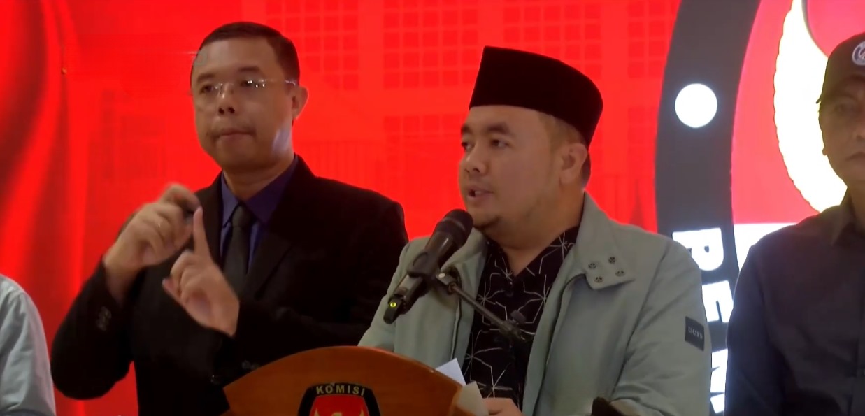 Ketua KPU RI Mochammad Afifuddin (kanan) saat konferensi pers menanggapi putusan MK soal perubahan syarat calon kepala daerah