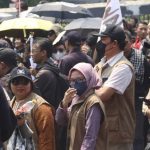Komisioner Komnas HAM, Anis Hidayah (kiri, kacamata hitam) saat di lokasi unjuk rasa menolak pengesahan RUU Pilkada di depan Gedung DPR, Kamis (22/8/2024)
