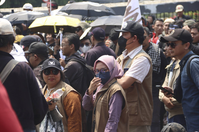 Komisioner Komnas HAM, Anis Hidayah (kiri, kacamata hitam) saat di lokasi unjuk rasa menolak pengesahan RUU Pilkada di depan Gedung DPR, Kamis (22/8/2024)