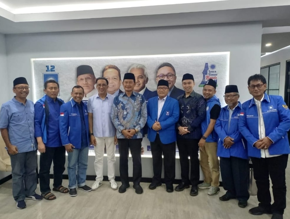 Foto bersama usai PAN resmi mendukung pasangan Yuhronur Efendi dan Dirham Akbar Aksara di Pilbup Lamongan 2024