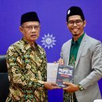 Ketua Umum PP Muhammadiyah Prof Haedar Nashir (kiri) dan Pengurus PCIM Arab Saudi Himas el Hakim