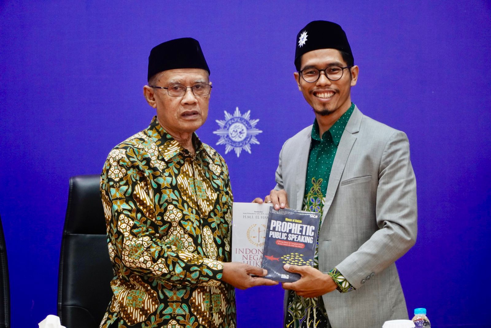 Ketua Umum PP Muhammadiyah Prof Haedar Nashir (kiri) dan Pengurus PCIM Arab Saudi Himas el Hakim