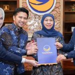Pasangan Khofifah-Emil (tengah) menerima SK B1.KWK dari Partai NasDem di Jakarta, Jumat (23/8/2024)