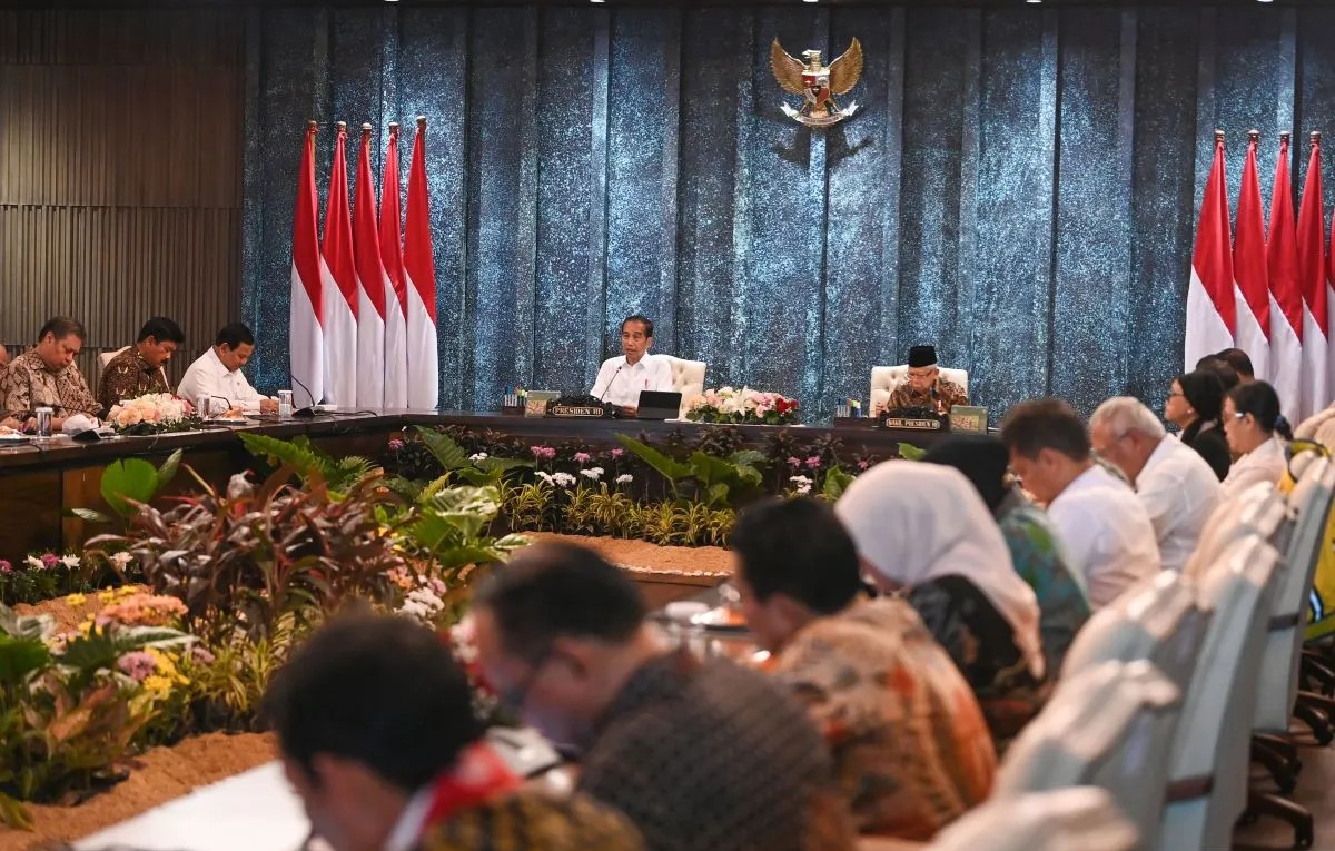 Presiden Jokowi) didampingi Waapres Ma’ruf Amin memimpin sidang paripurna Kabinet Indonesia Maju perdana di Istana Garuda, IKN.