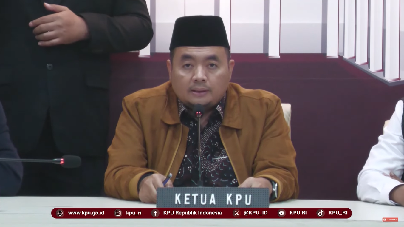 Ketua KPU RI, Mochammad Afifuddin saat konferensi pers tindak lanjut pasca putusan MK terkait pencalonan kepala daerah pada Pilkada serentak 2024, Kamis (22/8/2024) malam