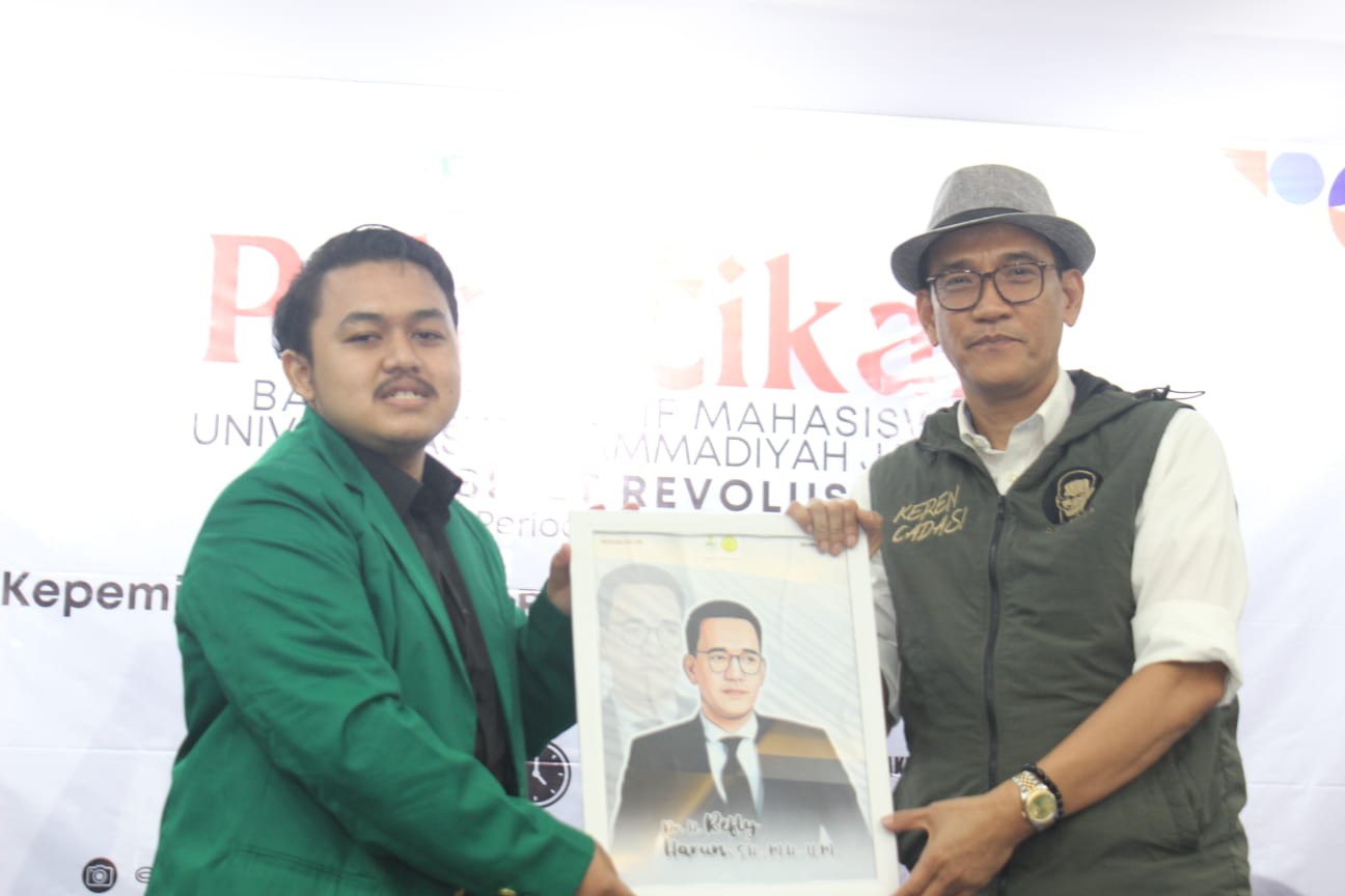 Presiden Mahasiswa BEM Universitas Muhammadiyah Jakarta (UMJ) Wildan Mutaqin (kiri) bersama Refly Harun