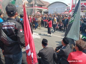 Mahasiswa Blitar Paksa Anggota DPRD yang Baru Dilantik Duduk di Atas Aspal yang Panas Menyengat