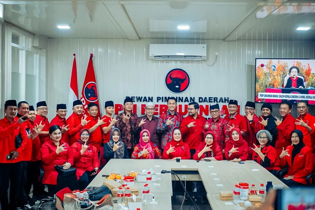 Para pasangan calon kepala daerah dan wakil kepala daerah bersama jajaran pengurus DPD PDIP Jatim, usai penyerahan rekomendasi di Aula Megawati, Kantor DPD PDIP Jatim, Kamis (22/8/2024)