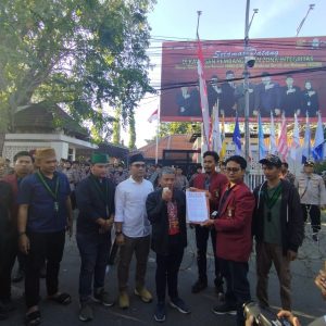 Cipayung Plus Jatim Gelar Aksi di KPU Jatim, Choirul Umam: Tuntutan Mahasiswa Kami Sampaikan ke KPU RI