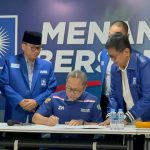 Zulkifli Hasan menandatangani berkas pendaftaran Caketum untuk Kongres ke-6 PAN di Widya Chandra, Jakarta, Jumat (23/8/2024)