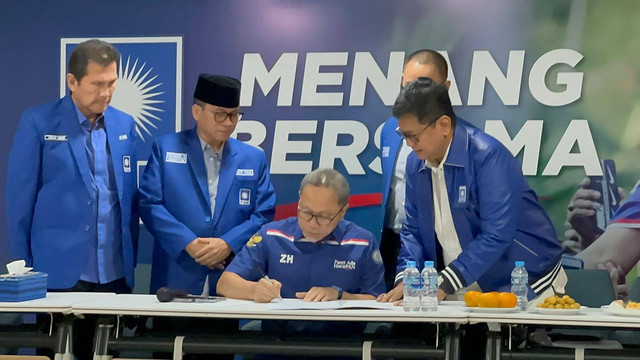 Zulkifli Hasan menandatangani berkas pendaftaran Caketum untuk Kongres ke-6 PAN di Widya Chandra, Jakarta, Jumat (23/8/2024)