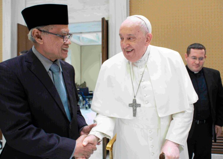 Ketum PP Muhammadiyah Prof KH Haedar Nashir ketika bertemu Paus Fransiskus (Foto: Muhammadiyah.or.id)