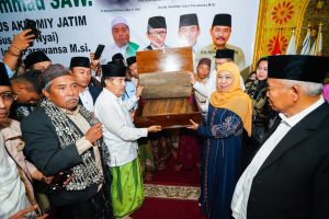 Khofifah Terima Naskah Quran Kuno dalam Deklarasi Dukungan Akromy Jatim