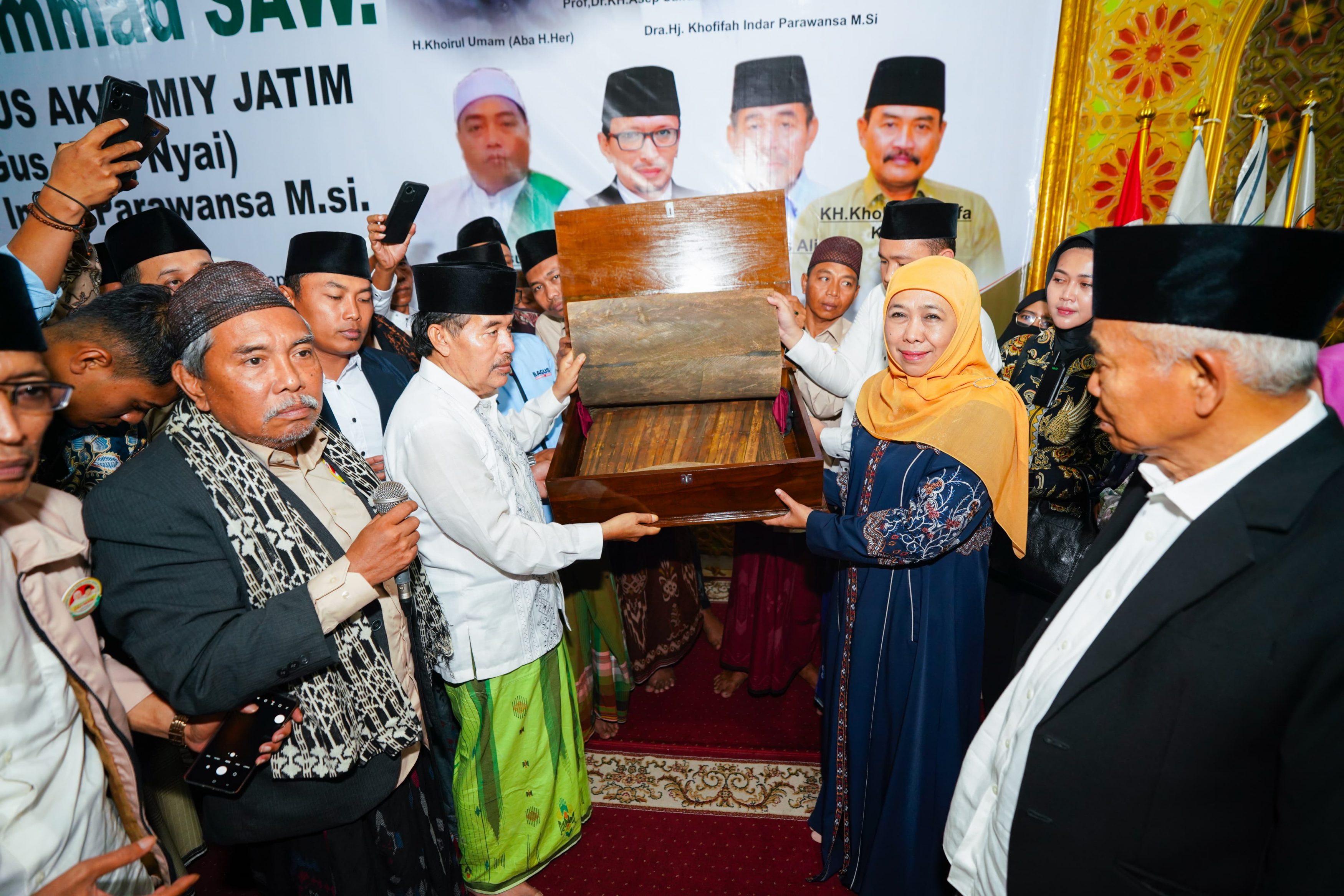 Khofifah Terima Naskah Quran Kuno dalam Deklarasi Dukungan Akromy Jatim