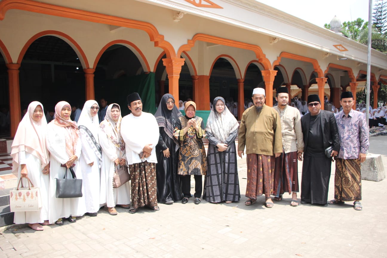 Cagub Risma bersama pengurus Ponpes Mambaul Hikam Blitar