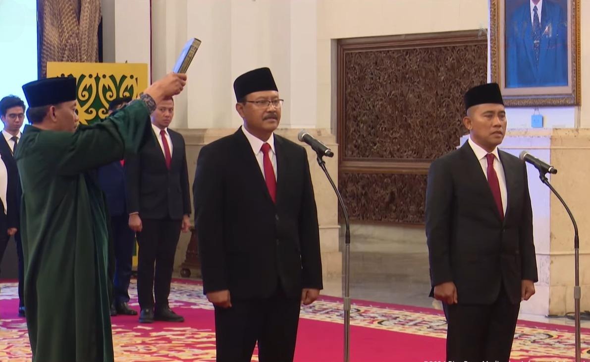 Saifullah Yusuf (Gus Ipul) dan Eddy Hartono saat mengucap sumpah jabatan di Istana Negara, Jakarta, Rabu (11/9/2024). Gus Ipul diangkat sebagai Mensos RI, sedangkan Eddy diangkat sebagai Kepala BNPT