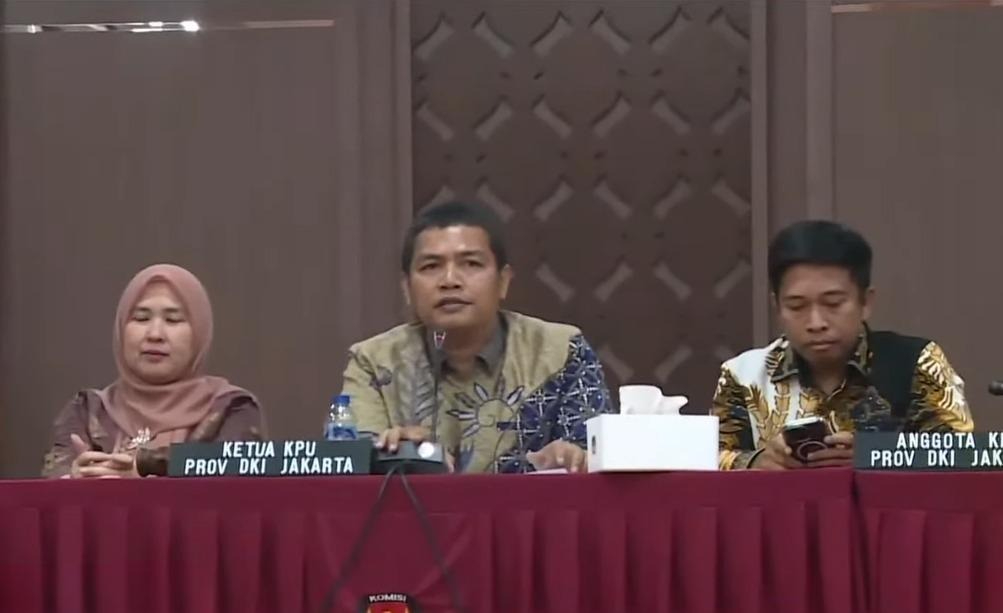 Ketua KPU Jakarta Wahyu Dinata (dua dari kanan) saat mengumumkan penetapan paslon untuk Pilgub Jakarta 2024, Ahad (22/9/2024). (Foto:Tangkapan Layar)