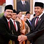 Saifullah Yusuf (Gus Ipul) menerima ucapan selamat dari Presiden Joko Widodo (Jokowi) usai dilantik sebagai Mensos RI di Istana Negara, Jakarta, Rabu (11/9/2024).