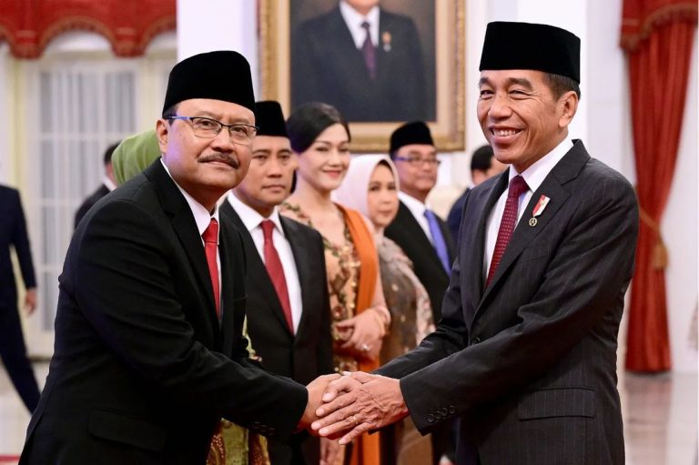 Saifullah Yusuf (Gus Ipul) menerima ucapan selamat dari Presiden Joko Widodo (Jokowi) usai dilantik sebagai Mensos RI di Istana Negara, Jakarta, Rabu (11/9/2024).