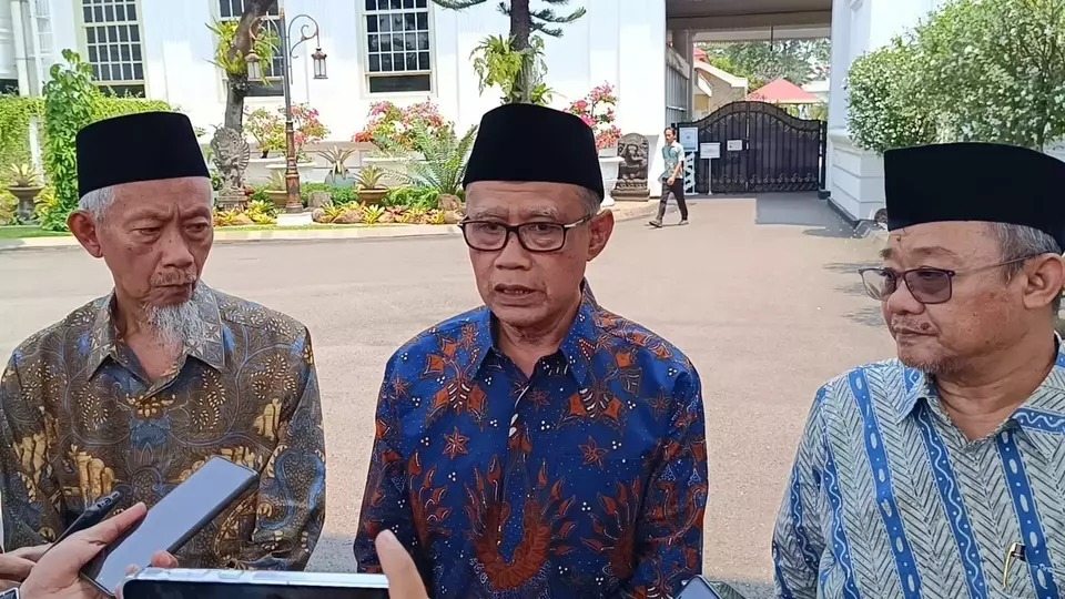 Ketua Umum PP Muhammadiyah Haedar Nashir (tengah) bersama Abdul Mu'ti (kanan) dan Saad Ibrahim, usai bertemu Presiden Jokowi di Istana Presiden, Jakarta, Selasa (17/9/2024). (Foto: Tangkapan layar)