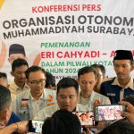 Ketua PDPM Kota Surabaya Alfianur Rizal (tengah) saat konferensi pers pernyataan dukungan Ortom Muhammadiyah Surabaya terhadap paslon Eri-Armuji dalam Pilwali Kota Surabaya, Jumat (13/9/2024) lalu. (Foto:IST)