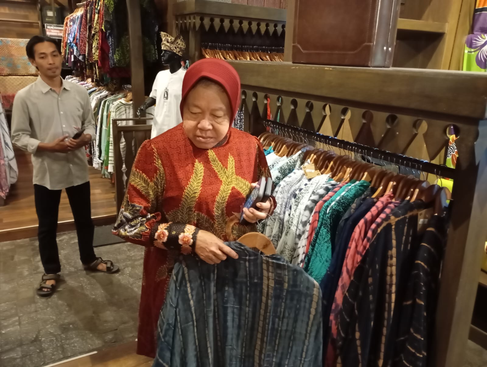 Risma melihat aneka batik khas Banyuwangi saat kunjungan ke Rumah Batik Osing Deles di Banyuwangi